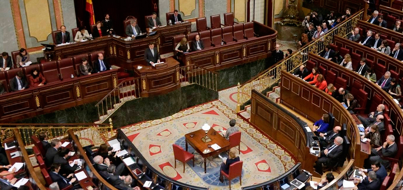 Un diputado se ausenta antes de  votar